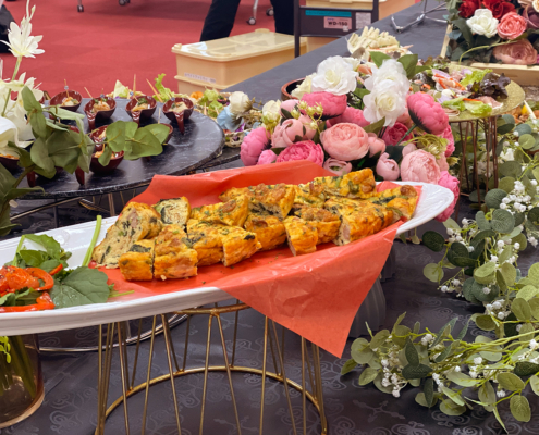 京都大学へ日本国際法学生協会主催の国際法模擬裁判大会レセプション用パーティー料理のお届け