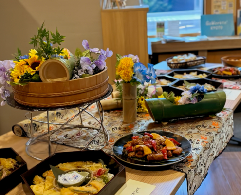 京都経済センターへインドからの来客向けパーティー料理のお届け