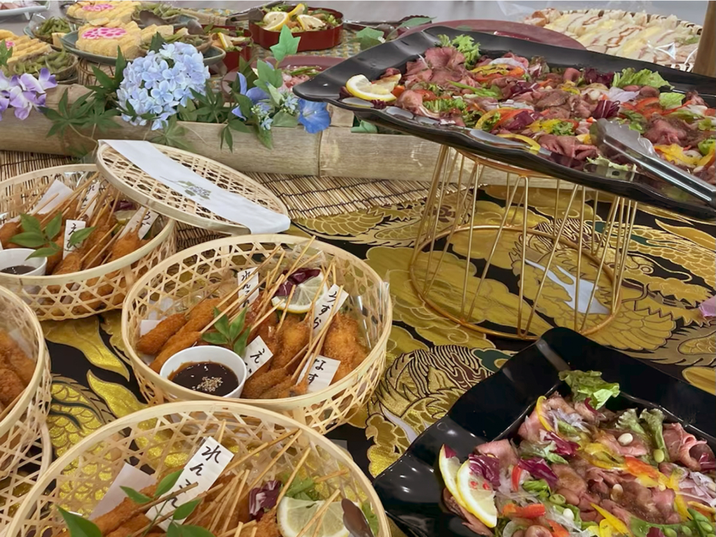 教育関連機関ご担当者様からのご依頼により、京都市立芸術大学へ交流会用のパーティー料理をお届けさせていただきました。 教育関連機関ご担当者様からのご依頼により、京都市立芸術大学へ交流会用のパーティー料理をお届けさせていただきました。