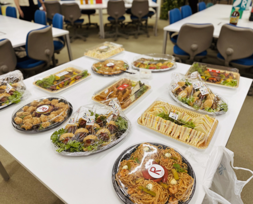 立命館小学校へ創立20周年を記念した茶話会用パーティー料理をお届け