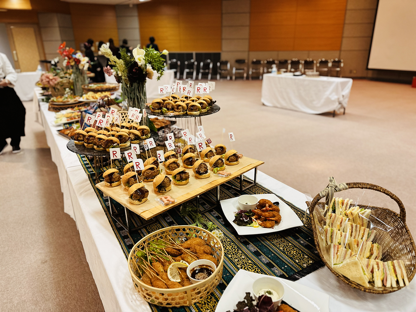 立命館大学びわこくさつキャンパスへスポーツ健康科学部15周年記念企画同窓会用パーティー料理をお届け