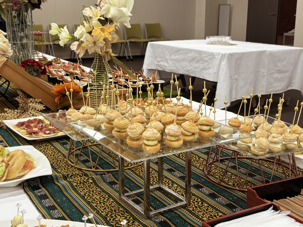 立命館大学へ校友会事務局懇親会用パーティー料理をお届け 立命館大学へ校友会事務局懇親会用パーティー料理をお届け